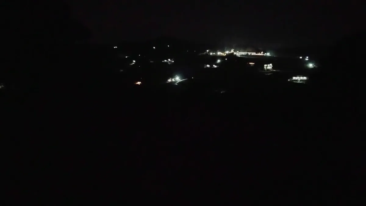 Titik-titik cahaya kawasan villa seberang terlihat pada malam hari dari HHV.