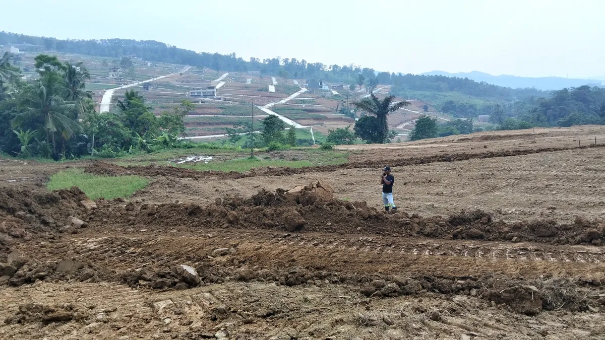 Panorama kawasan di perbukitan seberang, difoto dari lahan Harmoni Hanjawong Village.