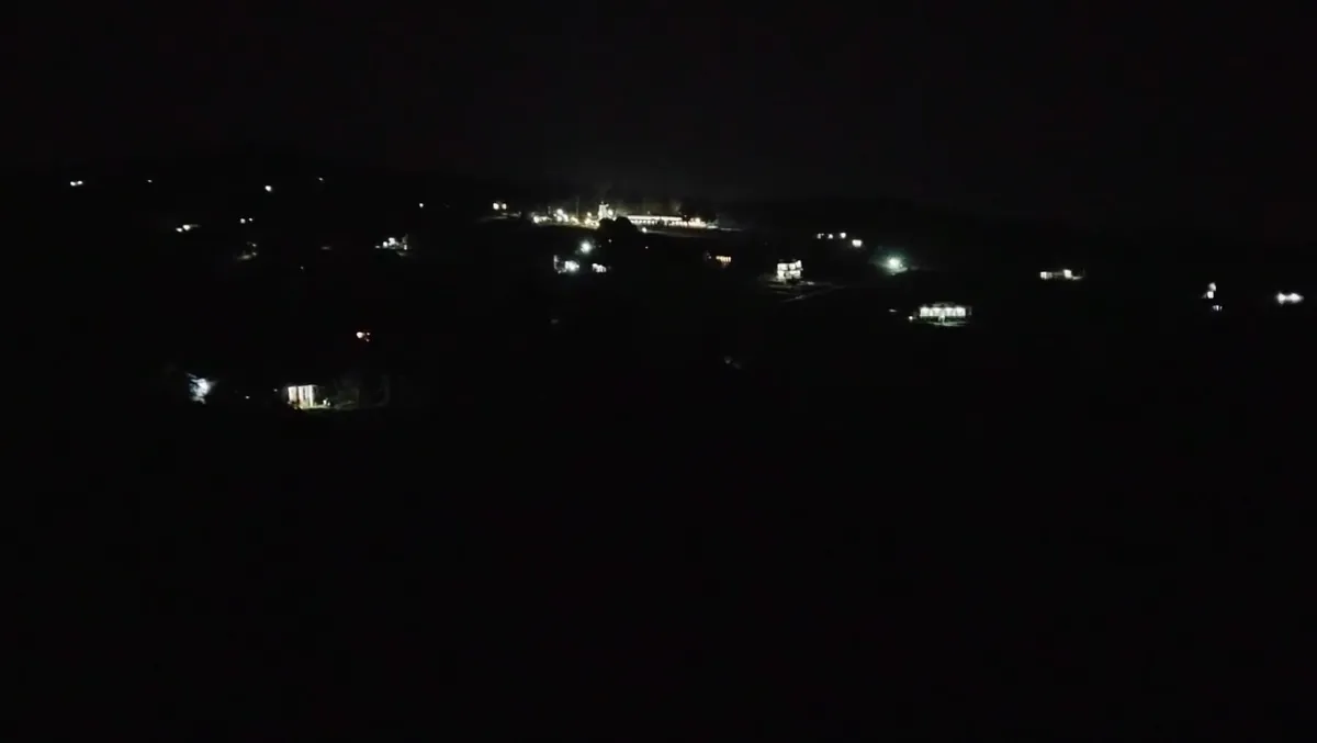 Cahaya kawasan di perbukitan seberang terlihat dari HHV pada malam hari.