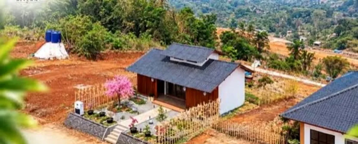 Cuplikan gambar promosi menunjukkan bangunan bernuansa Jepang, halaman dan kondisi lahan The Hanami Rivera.