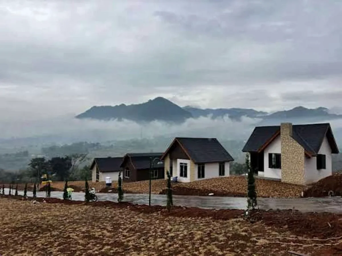 Foto dokumentasi cottage kawasan The Hanjawong Villas dengan pemandangan gunung dan kabut di kejauhan.
