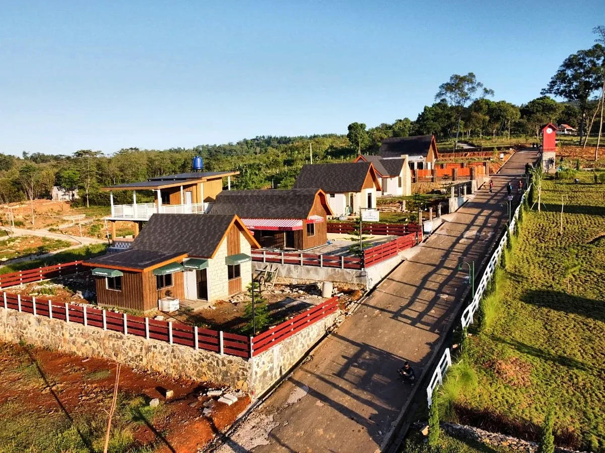 Dokumentasi dari ketinggian: deretan villa, jalan internal dan lereng The Hanjawong Villas.