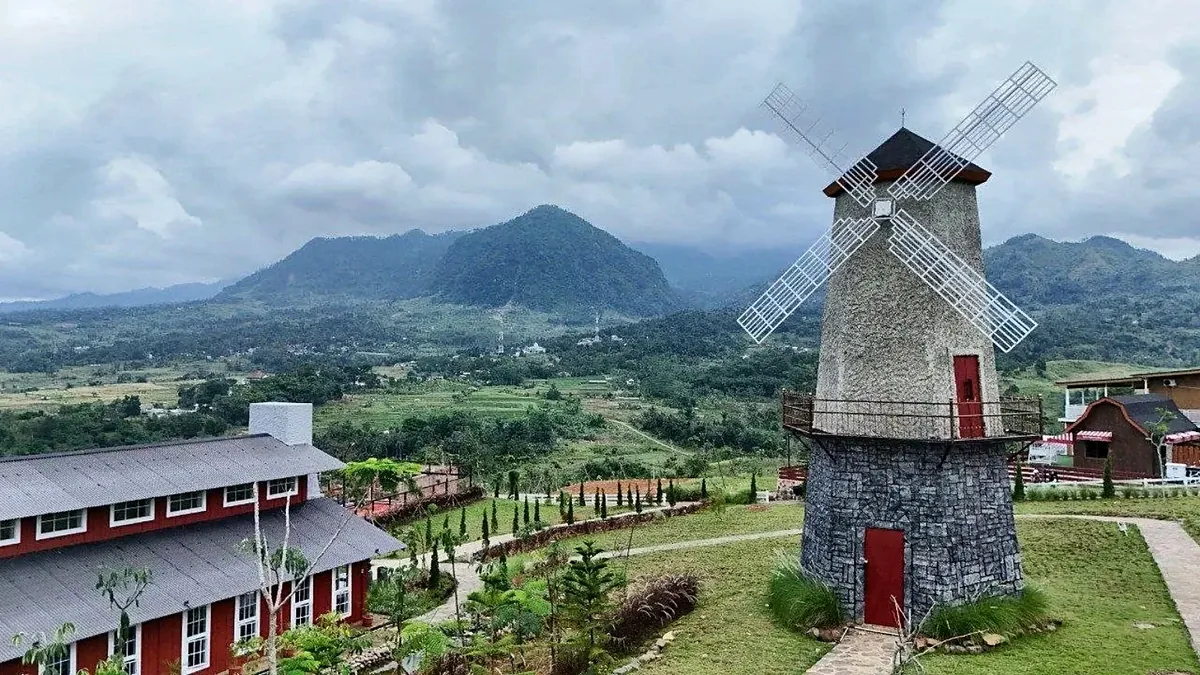 Kincir angin dari sudut lain, bangunan panjang, jalan setapak dan panorama sekitar The Hanjawong Villas.