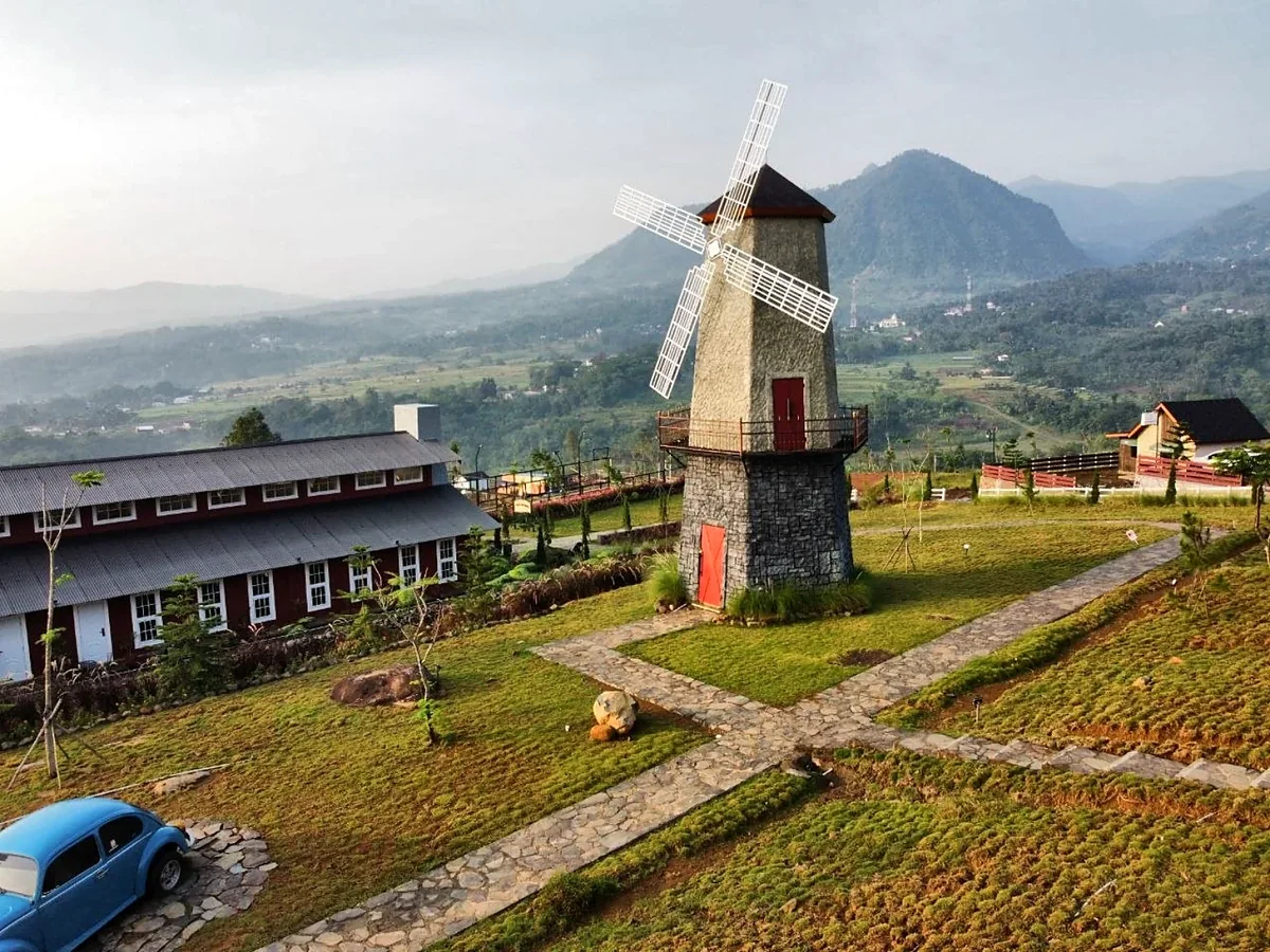 Dokumentasi taman, jalur pejalan kaki, landmark kincir angin dan villa di The Hanjawong Villas.