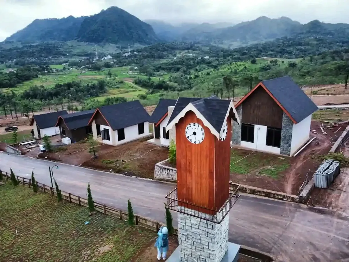 Foto dokumentasi menara jam, jalan internal dan deretan bangunan The Hanjawong Villas.
