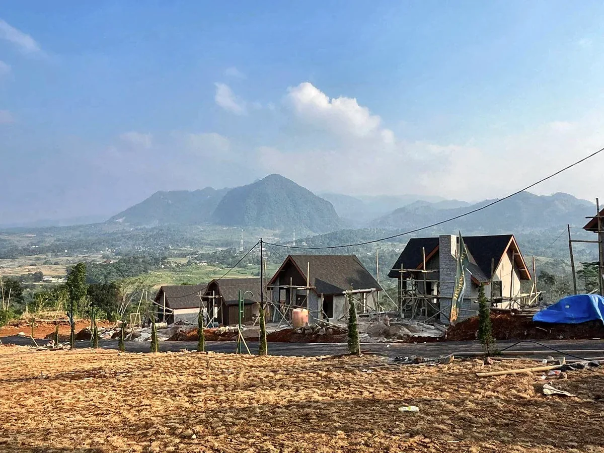 Foto dokumentasi tahap pembangunan villa dengan lanskap Gunung Hanjawong di belakangnya.