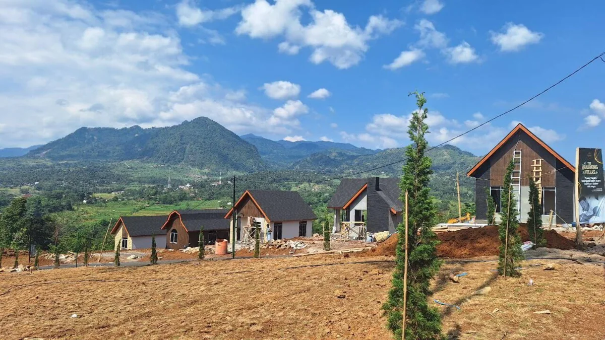 Deretan villa dan panorama gunung pada salah satu tahap pembangunan kawasan The Hanjawong Villas.