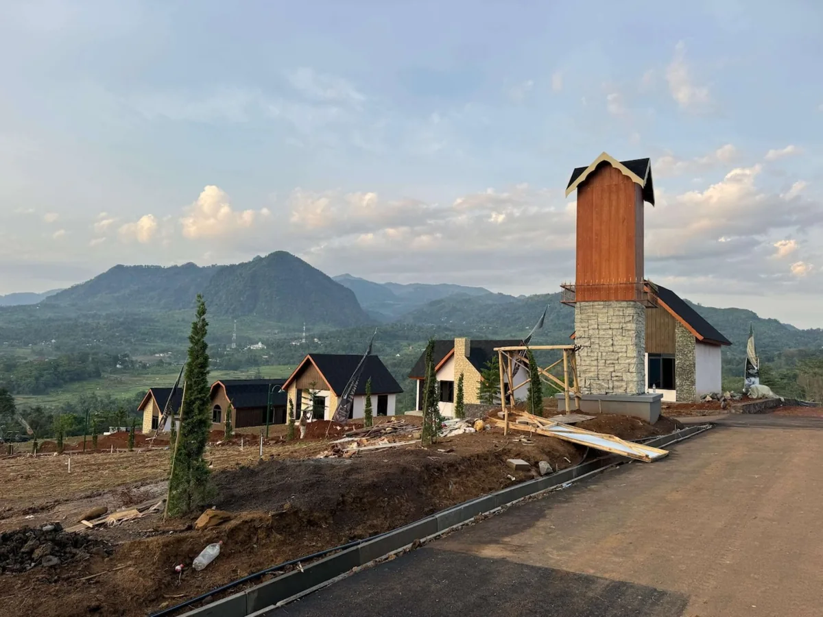 Dokumentasi bangunan dan elemen menara dengan latar pegunungan The Hanjawong Villas.